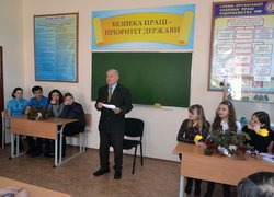 Команди-учасниці брейн-рингу та ведучий старший викладач Анатолій Кислиця